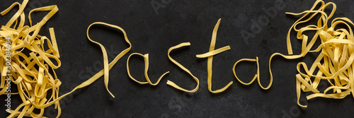 Fotografi Pasta on black background