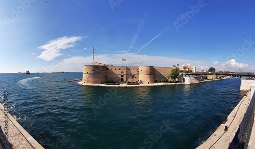 Taranto - Panoramica del canale photo