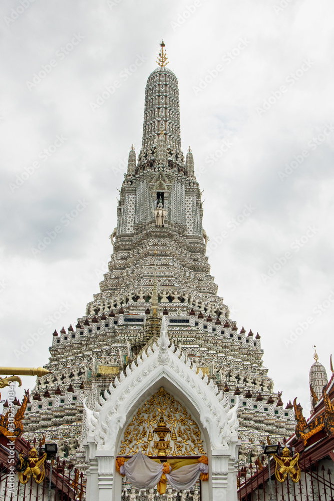 Fototapeta premium the temple of dawn