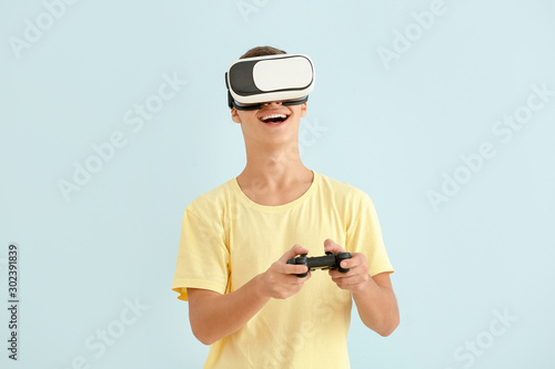 Teenager boy with virtual r...
