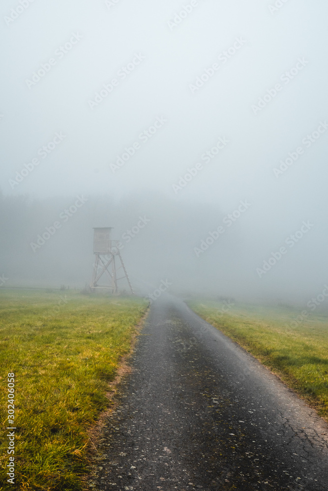 Jagd Hochsitz im Nebel auf einem Feld im Herbst
