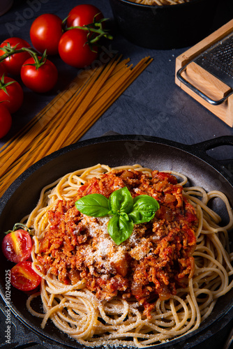 wholegrain spaghetti with tomato sauce and minced meat