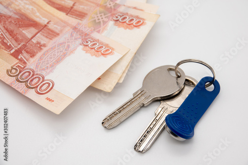 A large sum of Russian money and the keys are on the plan of the apartment. Buying a house for cash