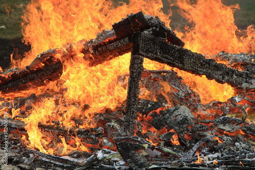 Flammen / Feuer - Wohnwagen-Brand  photo