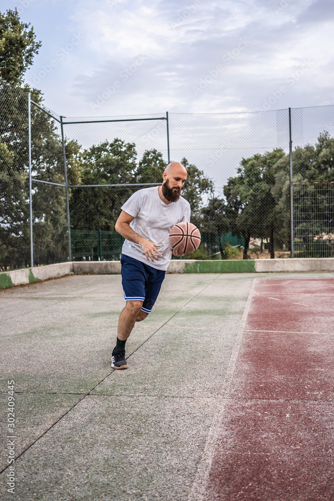 Obraz premium Young basketball player receiving the ball