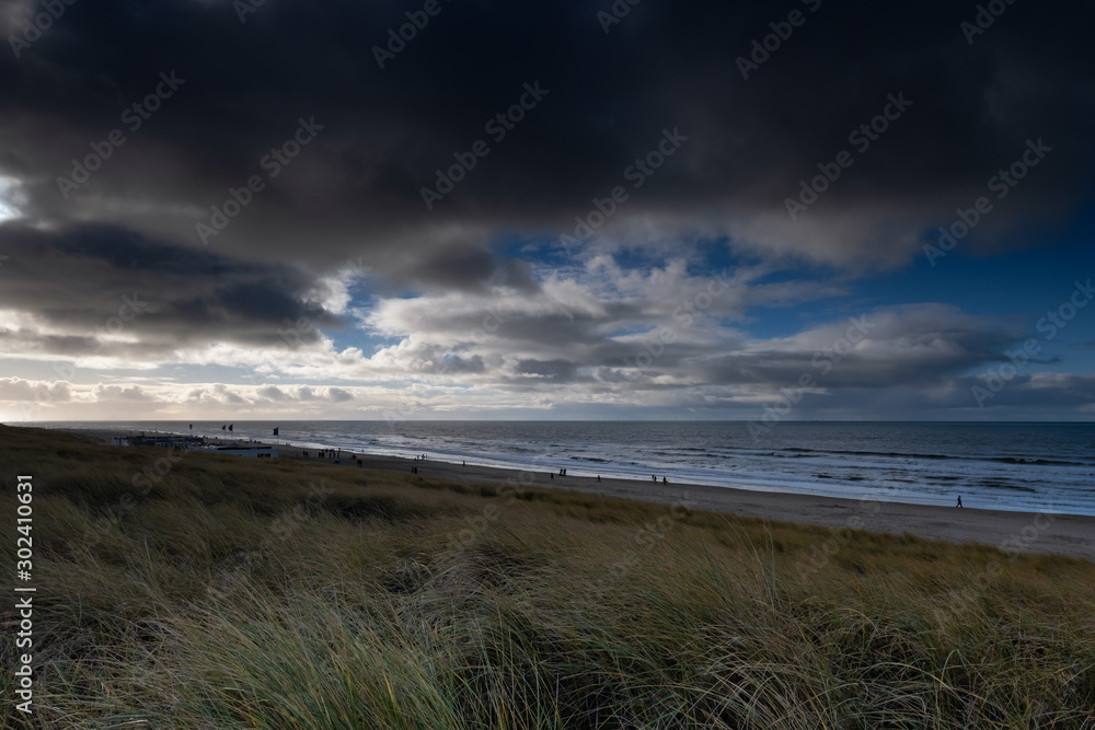 Dramatische Wolkenformation über der Nordsee bei Egmond aan Zee/Niederlande Dramatische Wolkenformation über der Nordsee bei Egmond aan Zee/Niederlande