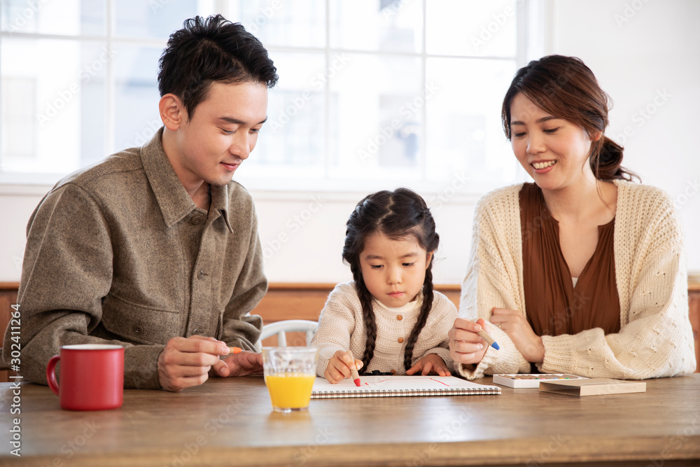 リビングでくつろぐ親子の団欒風景 リビングでくつろぐ親子の団欒風景