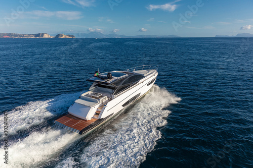 Obraz na płótnie luxury motor yacht in navigation, aerial view w salonie