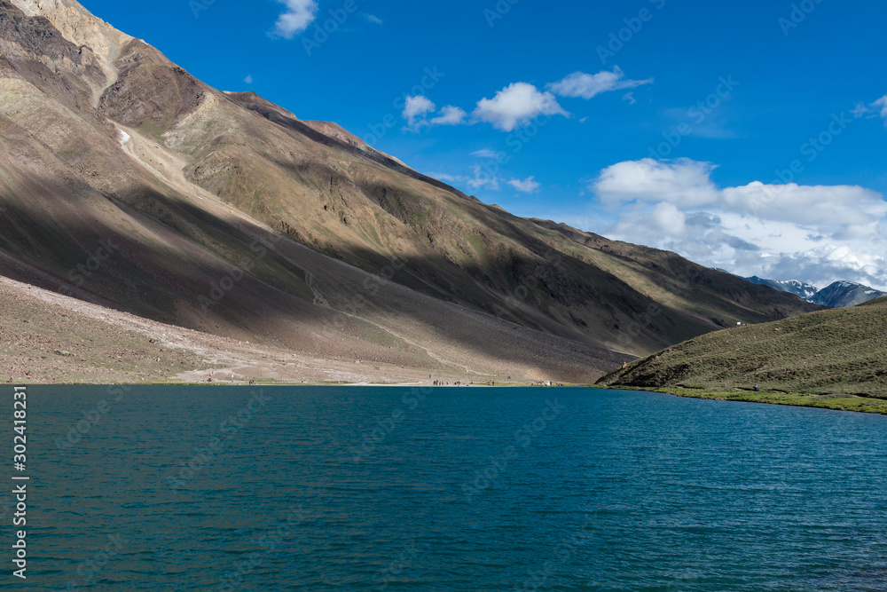 Obraz premium Chandra Taal, or Chandra Tal on a clear Day, Spiti Valley, Himachal Pradesh, India