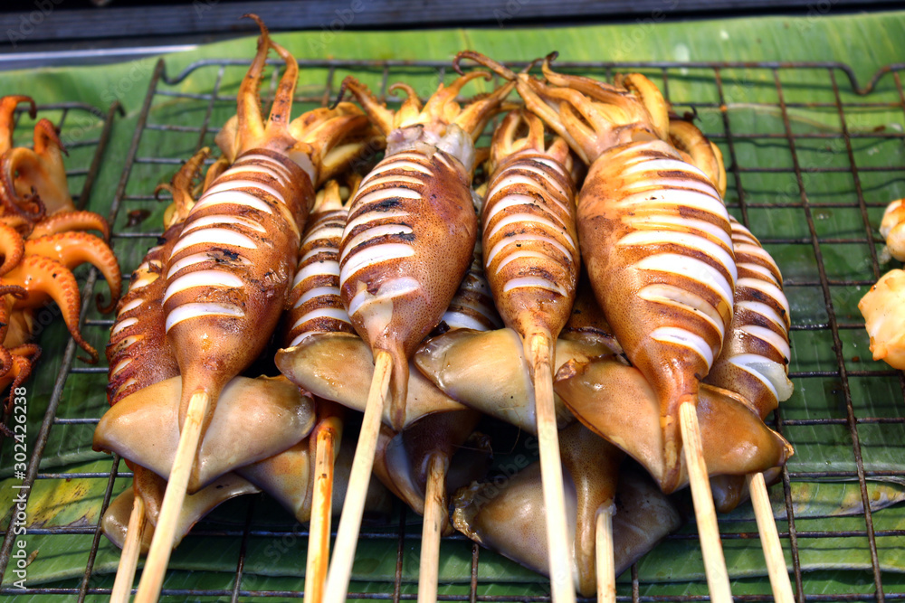 Foto de Grilled splendid squids that are sold as street food in bangkok