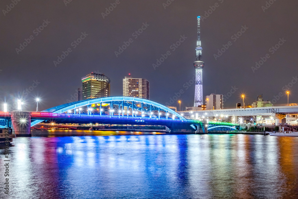 Fototapeta premium Cityscape of Tokyo skyline, panorama view of office building at Sumida river in Tokyo in the evening. Japan, Asia.