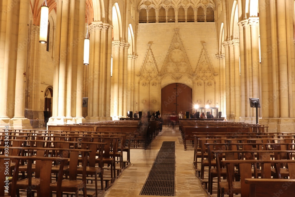 Cathédrale Saint Jean dans la ville de Lyon - Département du Rhône - France - Vue intérieure - obrazy, fototapety, plakaty 