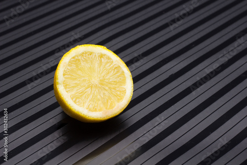 Medio limón lleno de jugo y vitaminas