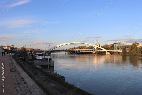 Pont Raymond Barre dans la ville de Lyon - Département du Rhône - France - Pont sur le fleuve Rhône construit en 2013