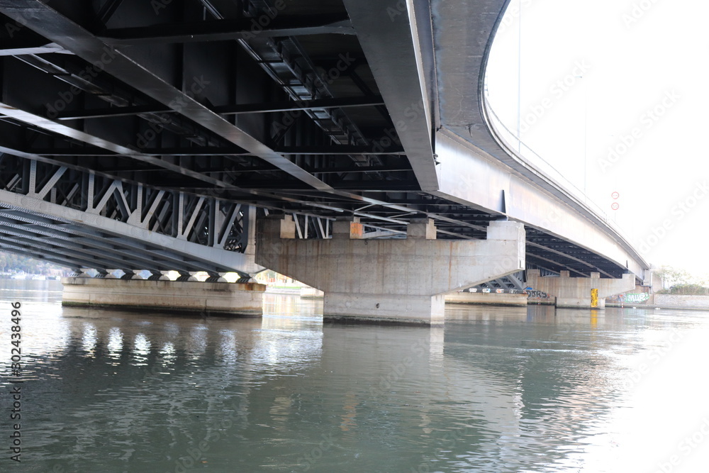 Pont routier de La Mulatière dans la ville de Lyon - Département du Rhône - France - Pont sur la rivière Saône Pont routier de La Mulatière dans la ville de Lyon - Département du Rhône - France - Pont sur la rivière Saône
