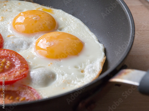 les œufs au plat avec tomates pour le petit déjeuner 