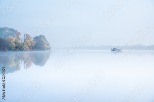 Nieder Neuendorfer See im Nebel mit Boot
