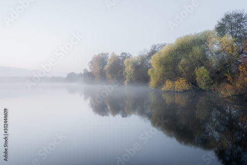Nieder Neuendorfer See im Nebel mit Boot