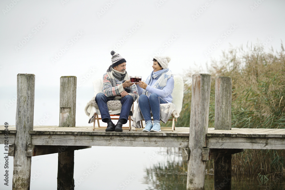Wintertag am See genießen - lebensfrohes Paar