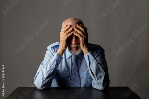 Quadro em tela Old man in thoughts.