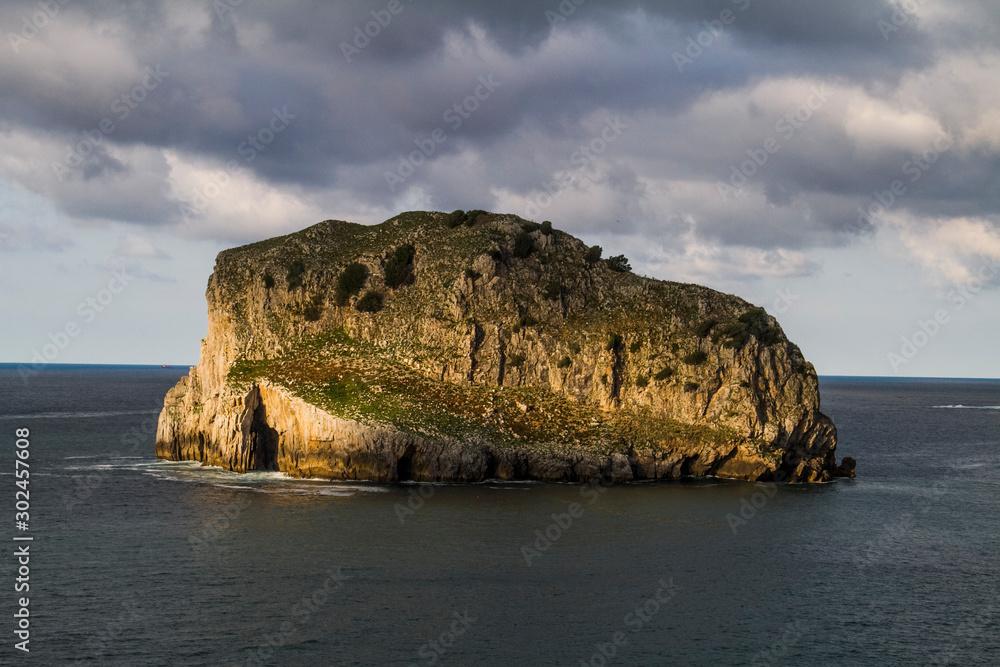 Fototapeta premium Islote rocoso solitario