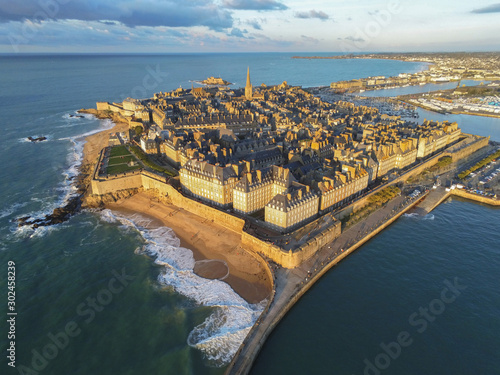 Schilderij op canvas Saint Malo au coucher du soleil