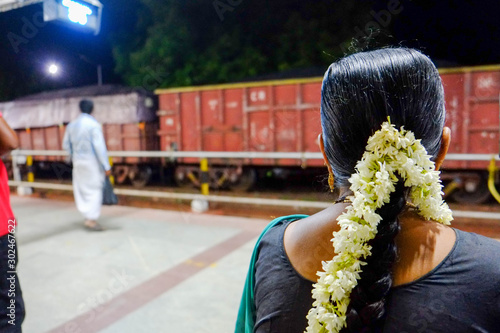 南インドの女性のジャスミンの髪飾り