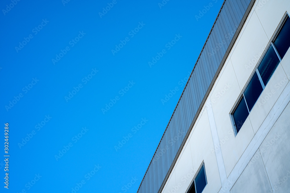 Obraz premium Warehouse store in the factory manufacturing on blue sky background.