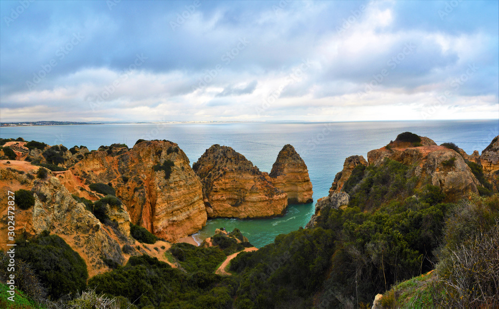 Obraz premium Rocky beach in Lagos - Portugal on a cloudy day 31.Oct.2019