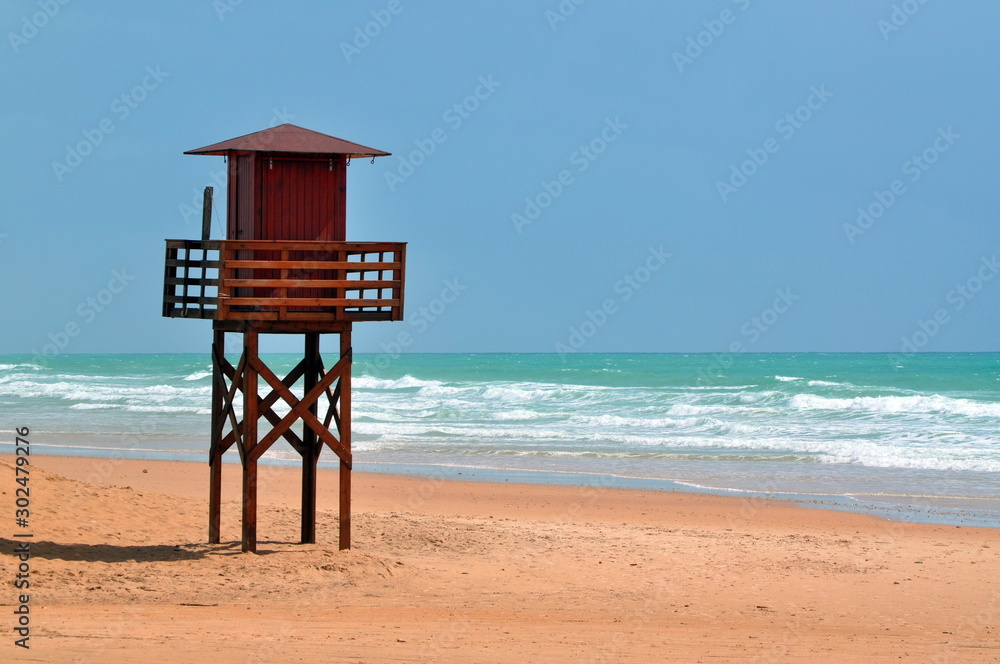 Verlassener Rettungsschwimmer Turm am Strand in Andalusien, Spanien