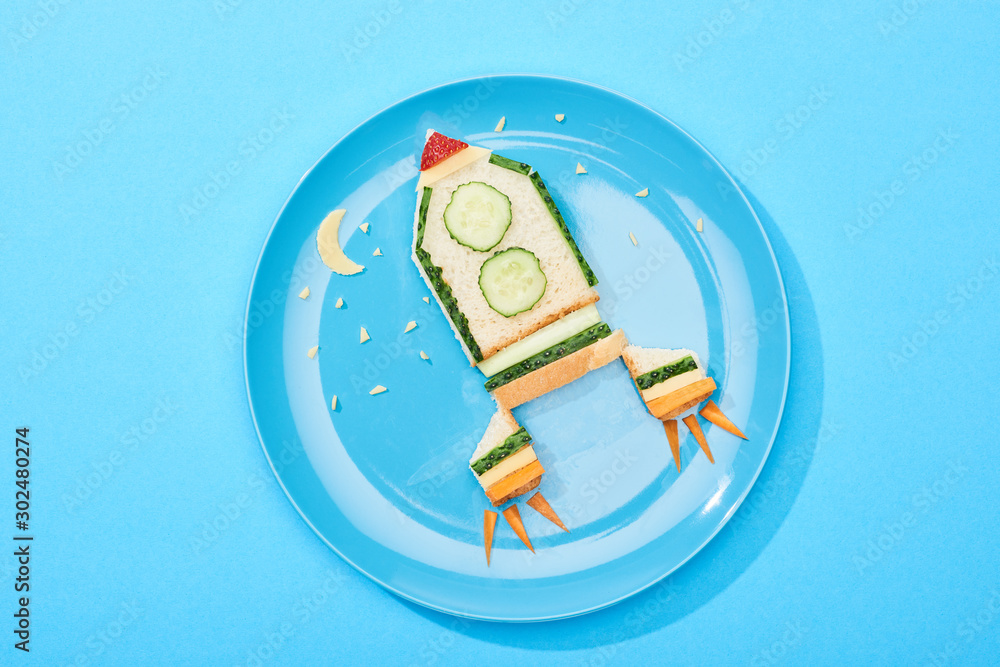 Εκτύπωση καμβά top view of plate with rocket made of food for childrens breakfast on blue backg