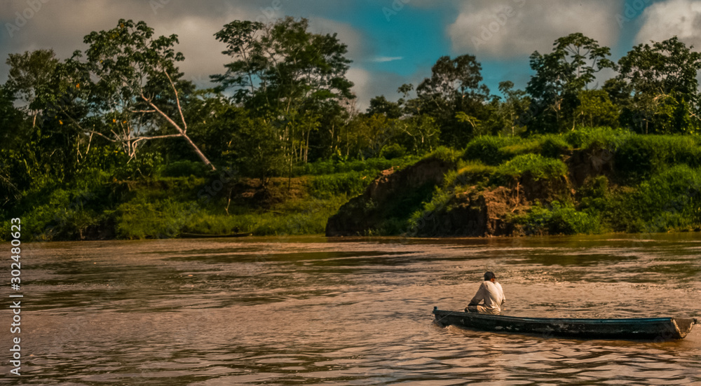 recorrido en rio amazonas a orillas de la selva amazonica de peru en un casi atardecer Stock