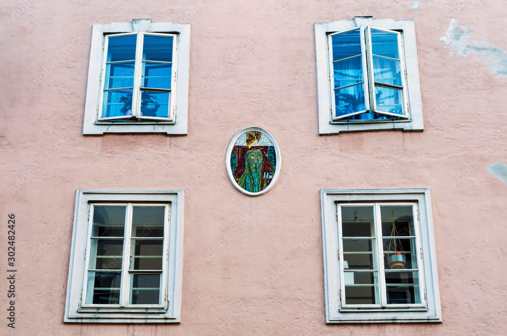 Obraz premium Window in the Wall