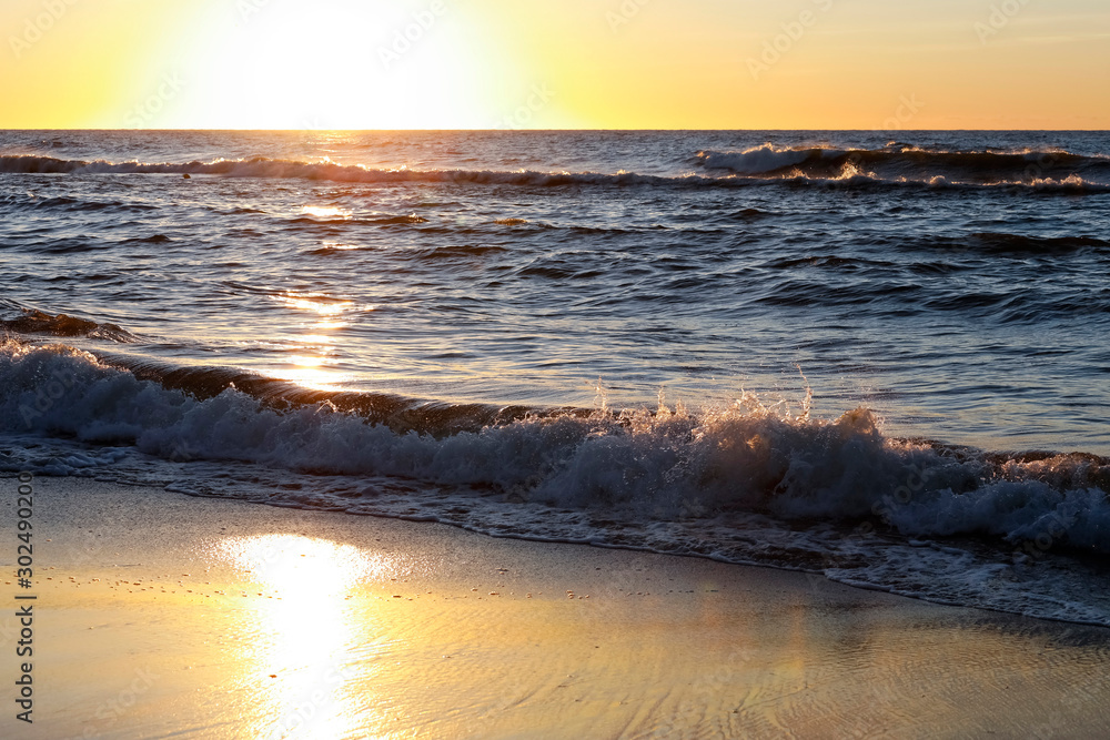 Φωτογραφία Sun over the waves of the Baltic Sea