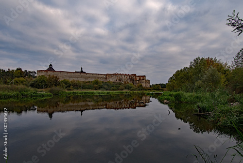 Die Burg Medschybisch in der Ukraine spiegelt sich im Südlichen Bug Fluss