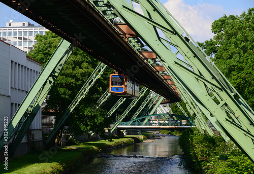 Wuppertal Schwebebahn Fluss Wupper Deutschland   ffentlich Nahverkehr Sehensw  rdigkeit Technik einzigartig historisch effektiv sicher Br  cke schweben Zug