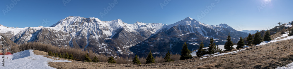 Vallée du Champsaur vue des pistes de ski d'Orcières-Merlette Vallée du Champsaur vue des pistes de ski d'Orcières-Merlette