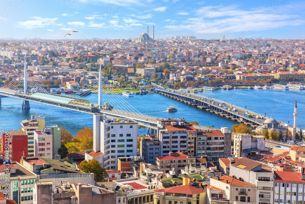 Obraz premium Widok na most metra Halic, most Ataturk i dzielnicę Sultanahmet w Stambule