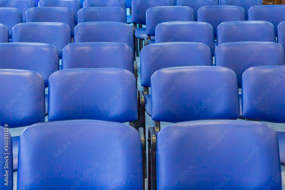 Obraz premium Blue empty seats in the audience prepared for the participants of the conference or presentation. Organization and holding of mass events.