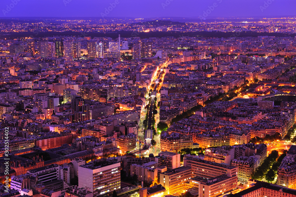Obraz premium Aerial view of Paris at night.