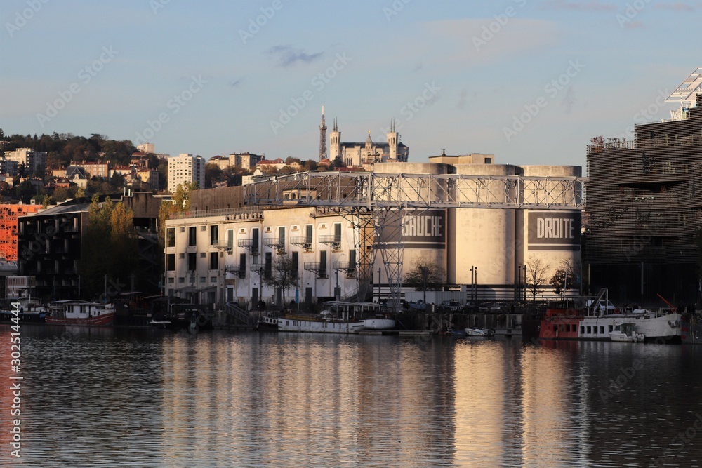 Fototapeta premium La Sucrière dans la ville de Lyon - Département du Rhône - France - Espace événementiel situé quai Rambaud le long de la rivière Saône