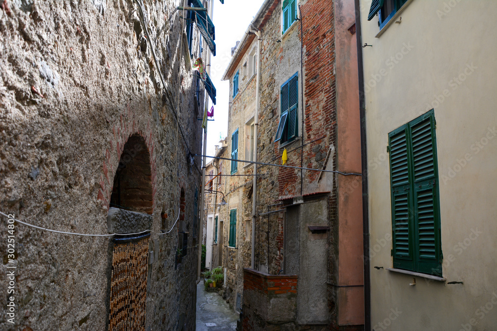 narrow street in italy