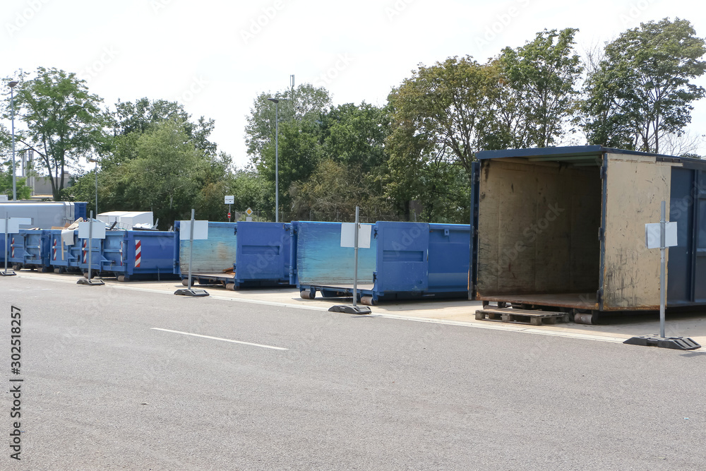 Naklejka premium Große blaue Müllcontainer