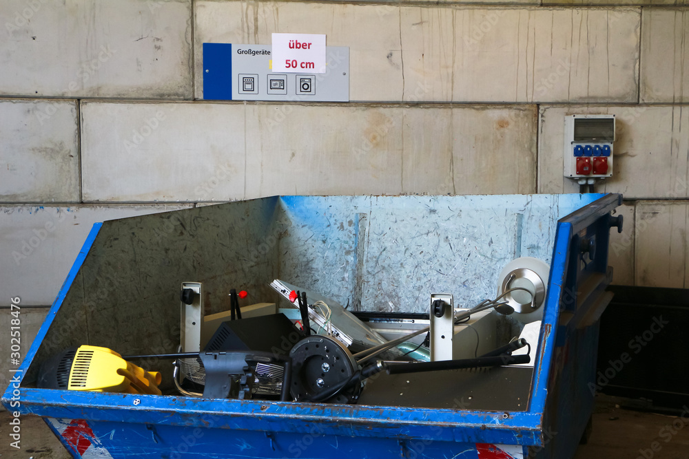 Große blaue Müllcontainer für Elektroschrott Große blaue Müllcontainer für Elektroschrott