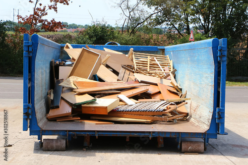 Großer blauer Container für Holzabfälle
