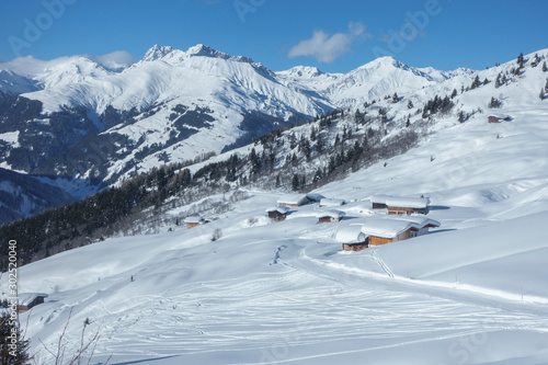 verschneites Bergdorf in den Zillertaler Bergen