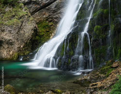 Fototapeta Naklejka Na Ścianę i Meble -  Gollinger Wasserfall über bemoosten Felsen