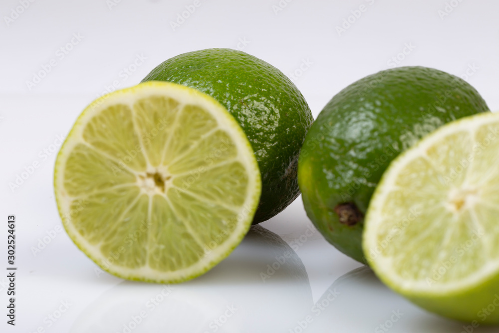 Gruppo di limoni e lime su sfondo bianco