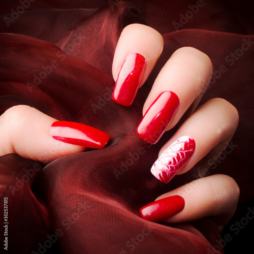 Canvastavla beautiful red nails manicure