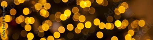 SAPIN DE NOËL FLOU AVEC HALOS DE LUMIÈRE